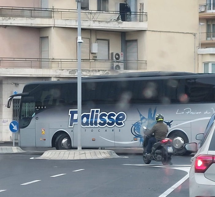 Imperia, nuova rotatoria in viale Matteotti: bus turistico resta incastrato