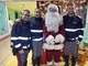 Il Babbo Natale della polizia stradale porta doni ai bimbi del Palasalute di Imperia