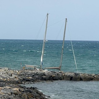 Barca a vela incagliata a San Lorenzo al Mare: recupero della Guardia costiera dopo 72 ore