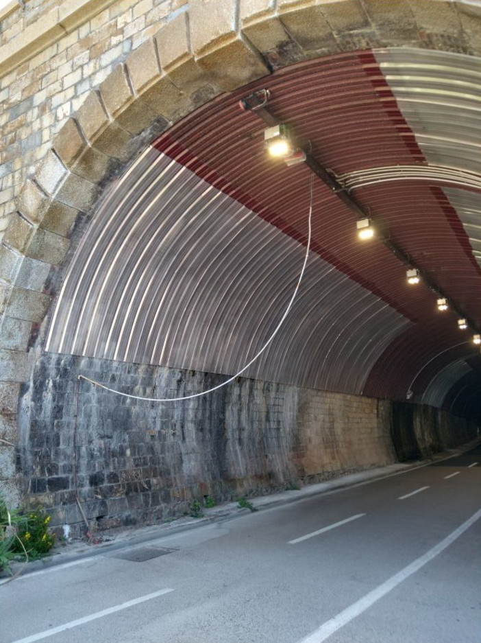 Cavo penzolante nella galleriadi San Lorenzo al mare, la segnalazione con foto di un lettore