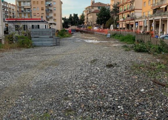 Si rompe un tubo dell’acquedotto, geyser in via Trento a Imperia