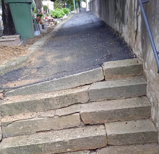 Scalini trappola al cimitero di Porto Maurizio, chiesto un urgente intervento di manutenzione