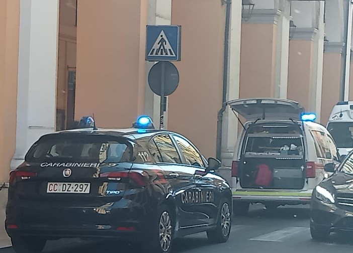 Imperia, dà in escandescenze in via Della Repubblica: carabinieri e sanitari lo placano