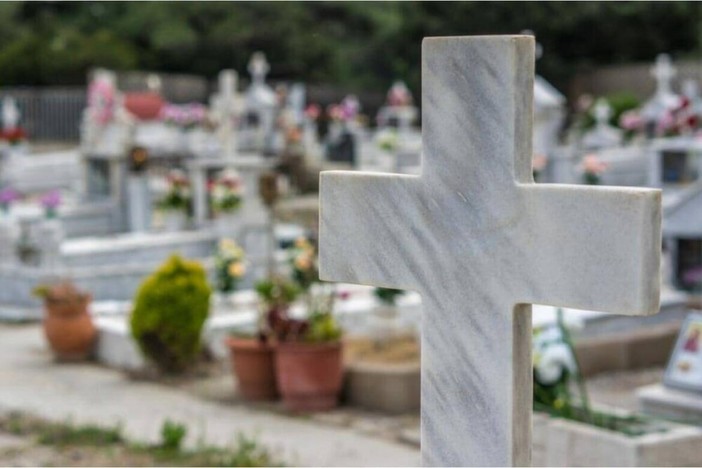 E’ a rischio crollo il muro di cinta a monte del cimitero di Civezza