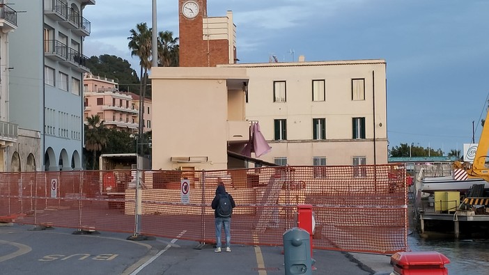 Iniziati in calata Cuneo i lavori di demolizione della palazzina di proprietà della Capitaneria di Porto