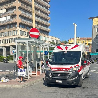 Imperia, sviene per un colpo di calore mentre aspetta l'autobus alla fermata