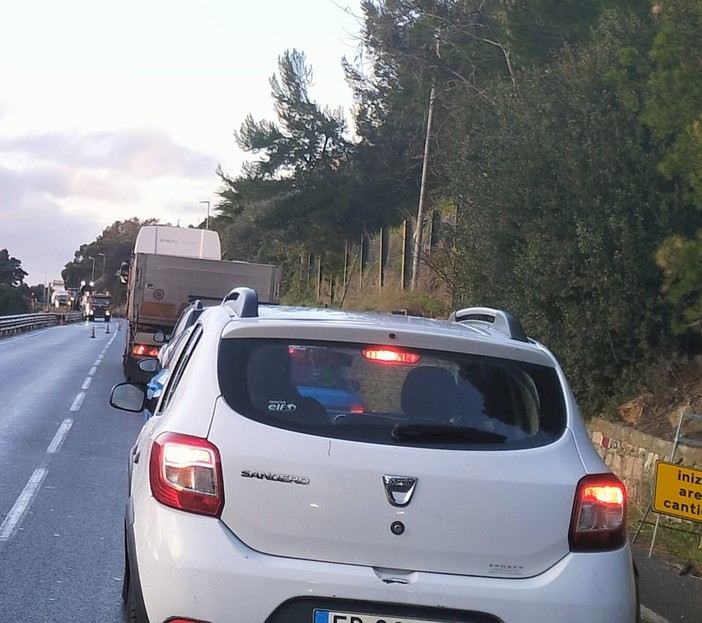 Caos traffico sull'Aurelia, il cantiere per la posa dell'asfalto raggiunge  Santo Stefano al Mare