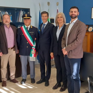 Imperia: il questore Peritore  consegna la sciarpa tricolore al neo commissario Michele Turchiano