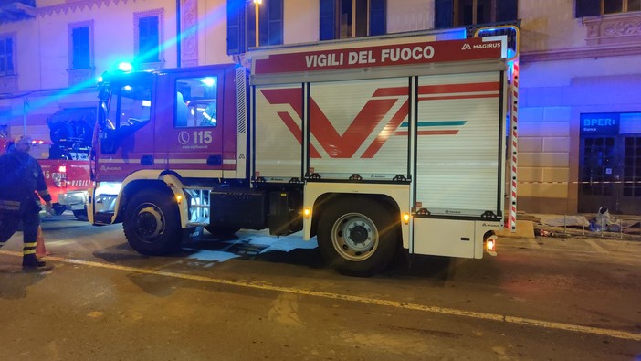 Imperia, fuga di gas per un cavo tranciato: intervento dei vigili del fuoco (foto)