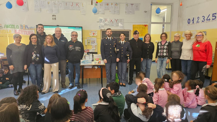 I motoclub delle  forze dell’ordine donano  materiale scolastico ai bambini delle scuole di Pieve di Teco