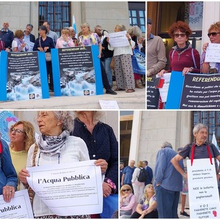 Maxi bollette, i cittadini manifestano davanti a Palazzo civico (foto e video)