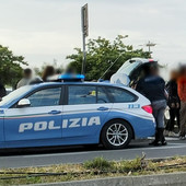 Imperia, scattati i controlli di polizia ai pullman delle gite scolastiche in lungomare Vespucci