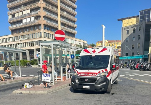 Imperia, sviene per un colpo di calore mentre aspetta l'autobus alla fermata