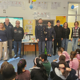 I motoclub delle  forze dell’ordine donano  materiale scolastico ai bambini delle scuole di Pieve di Teco