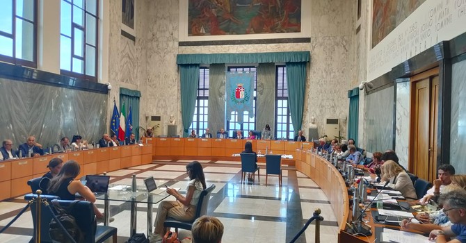 Due riconoscimenti di debito fuori bilancio, ma anche gli “attacchi” della minoranza finiscono in consiglio a Imperia