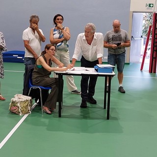 Bollette pazze, consiglio comunale aperto a Pieve di Teco: &quot;Il sindaco prenda le nostre difese&quot; (foto)