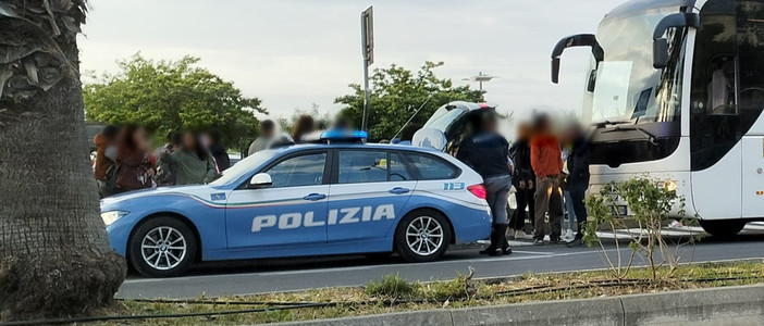 Imperia, scattati i controlli di polizia ai pullman delle gite scolastiche in lungomare Vespucci