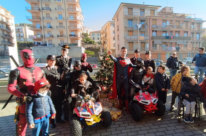 Imperia: anche quest’anno i carabinieri ed i supereroi regalano un sorriso ai bambini in corsia