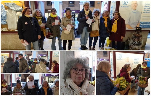 Giornata della Donna, in via Bonfante il flash mob delle Donne Democratiche del Ponente (foto e video)