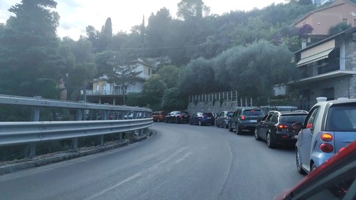 A Imperia il caos regna sovrano, per i lavori in via Agnesi code chilometriche sino a Capo Berta