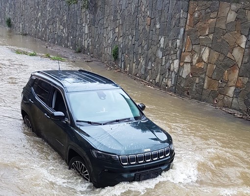 Diano Marina, tenta di guadare il torrente Varcavello in auto: ottantenne salvato