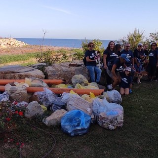 Plastic Free e VivImperia al lavoro per la pulizia delle spiagge