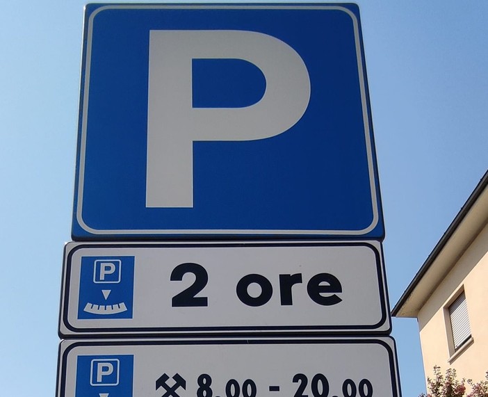 A Diano Marina area parcheggio con disco orario in via Colombo