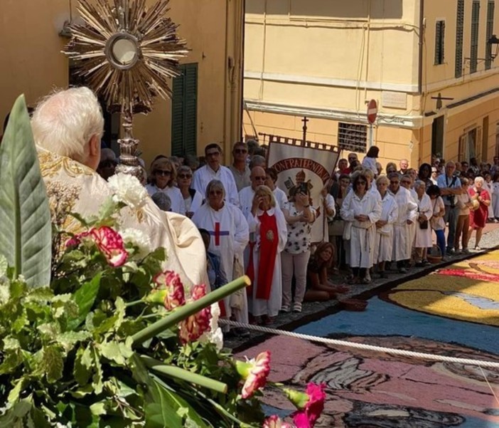 La novità, la processione del Corpus Domini di Imperia passa tra le bancarelle della Fiera del Libro