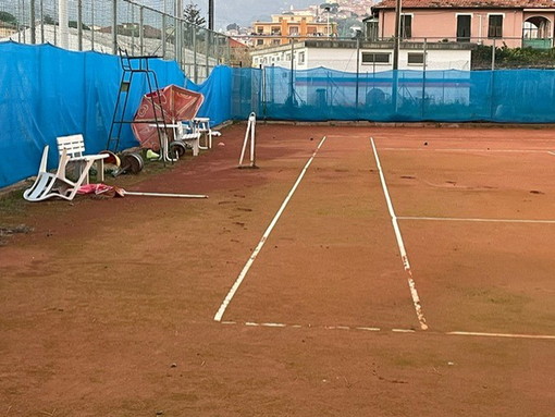 Degrado al tennis club, ‘Diano Domani’: “Amministrazione latita e assessore allo sport preferisce tour europei per pubblicizzare chissà che cosa&quot;