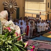 La novità, la processione del Corpus Domini di Imperia passa tra le bancarelle della Fiera del Libro