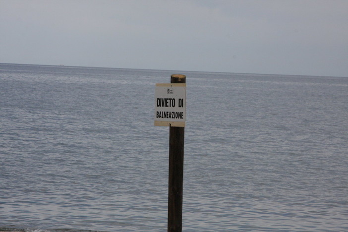 Diano Marina: sversamento di liquami in mare, scatta il divieto di balneazione