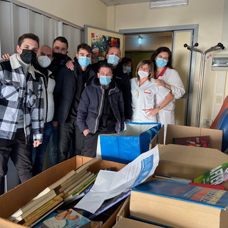 Gli ultras della Sanremese calcio donano libri e fumetti ai piccoli ospiti del reparto di pediatria dell’ospedale di Imperia