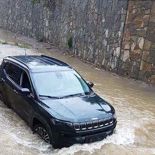 Diano Marina, tenta di guadare il torrente Varcavello in auto: ottantenne salvato