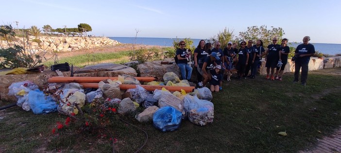 Plastic Free e VivImperia al lavoro per la pulizia delle spiagge