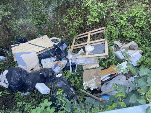 Bici, cartelli e rifiuti, nuova discarica segnalata a Costa d’Oneglia