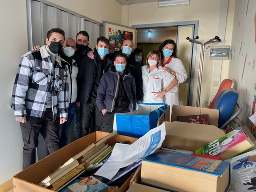 Gli ultras della Sanremese calcio donano libri e fumetti ai piccoli ospiti del reparto di pediatria dell’ospedale di Imperia