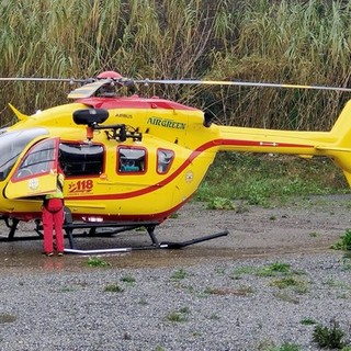 Cade nel torrente, anziano al Santa Corona in elisoccorso