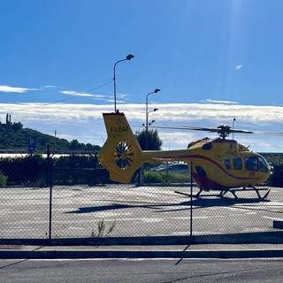 Diano Arentino, si ferisce al polso tagliando la legna con la sega circolare: uomo di 80 anni in ospedale