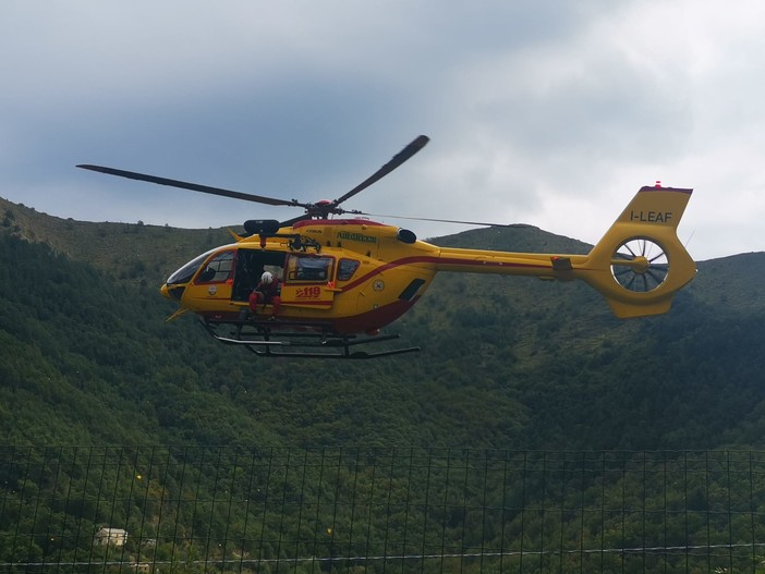 Chiusanico, si perde lungo un sentiero e si ferisce: soccorso da Grifo