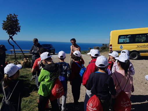 Escursione della 4A di Villa Scarsella nel SIC di Pompeiana SIC alla ricerca della lucertola ocellata (foto)