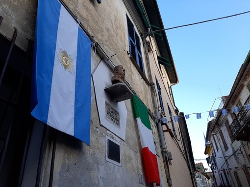 Costa d’Oneglia in festa per la Notte Bianca in onore della bandiera argentina (foto)