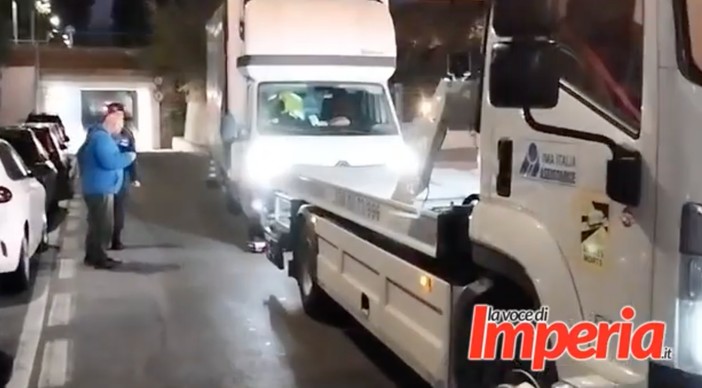 Furgone in panne sull'Argine sinistro a Imperia, traffico in tilt (video)