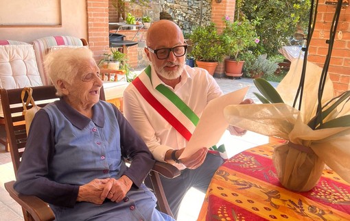 La signora Gioconda compie 101 anni: fiori e auguri da parte del sindaco di Pontedassio Fulvio Pezzuto