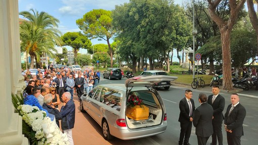 Diano Marina, folla commossa al funerale di Americo Pilati (foto)