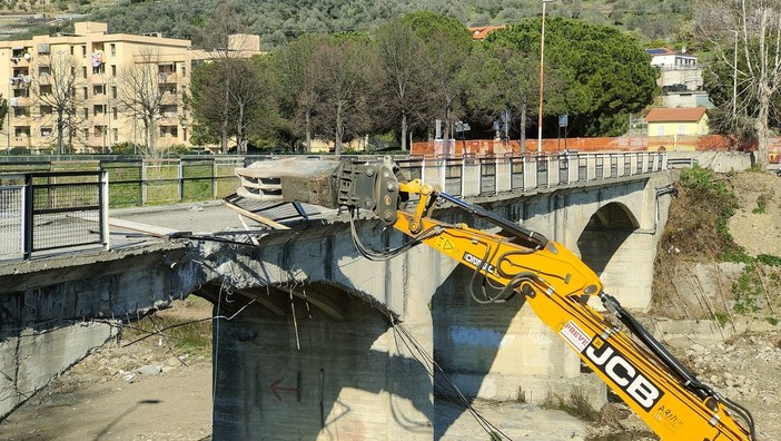 Imperia, demolizione del ponte di Piani: primo colpo di benna (foto e video)