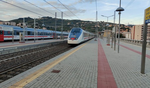 Inizio 2025 difficile per i viaggiatori del Ponente: disagi per i lavori nel nodo genovese