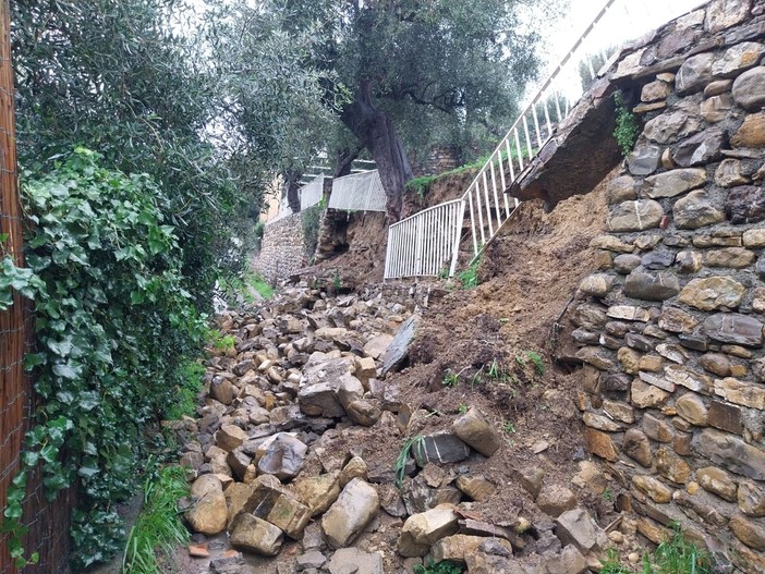 Maltempo a Imperia, frana un muro in salita Costa Rossa (foto)