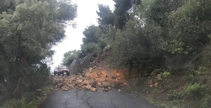 Maltempo, frana a San Bartolomeo al Mare in via Vallovaia