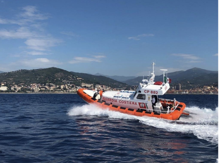 Imperia, flash sospetto in acqua: Guardia costiera in azione (foto)