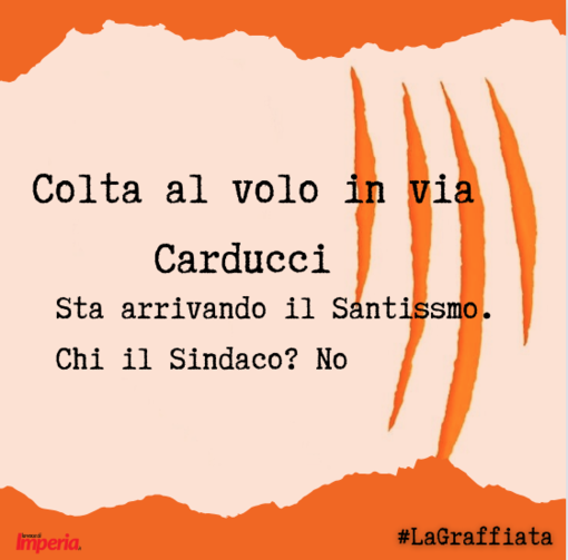 LA GRAFFIATA. Colta al volo in via Carducci. Sta arrivando il Santissimo. Chi, il sindaco? No